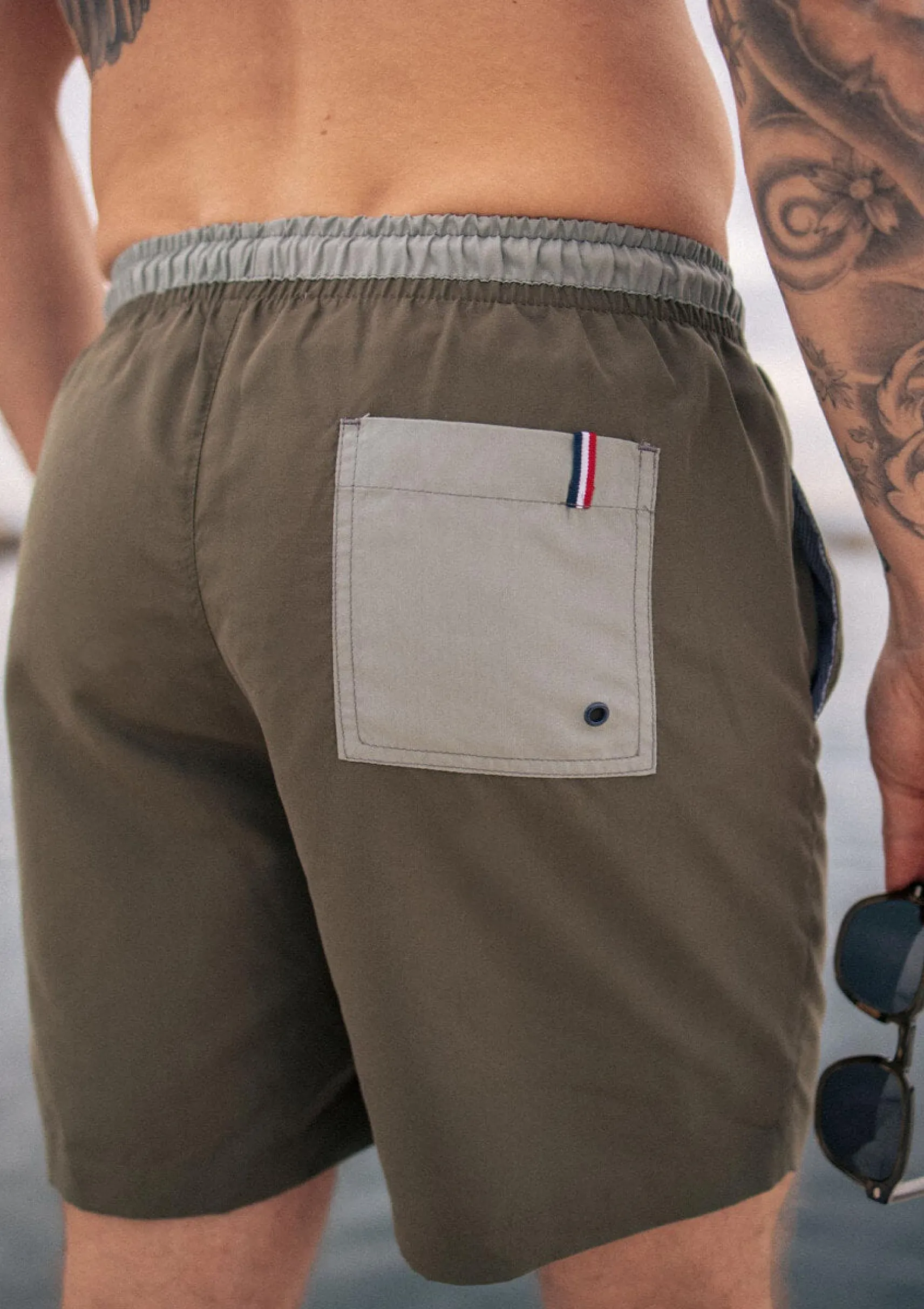 recycelte_badeshorts_plon_2.webp Recycelte Badeshorts Plongeon Khaki