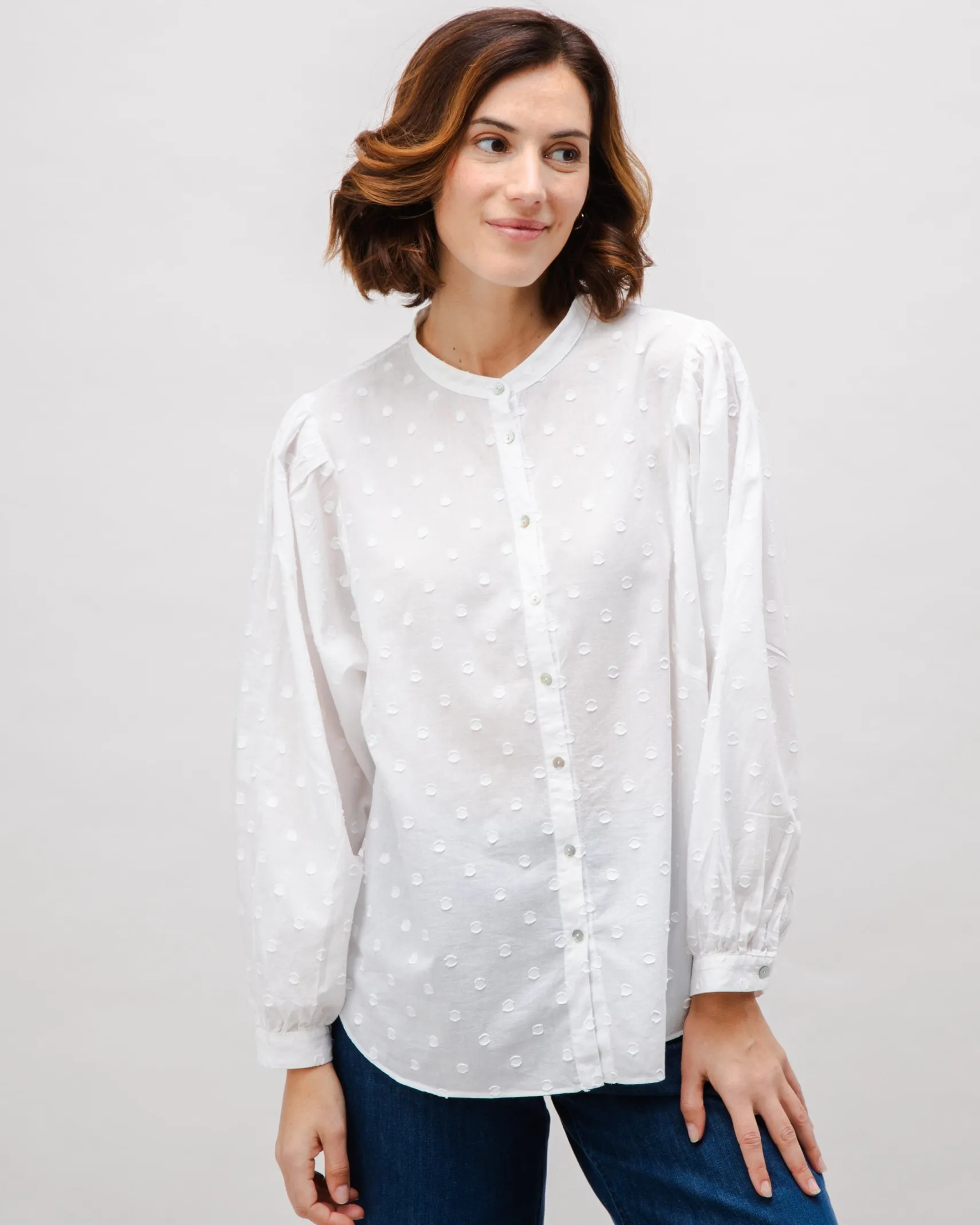 romantische_weisse_polkad_2.webp Romantische weisse Polka-Dot Bluse