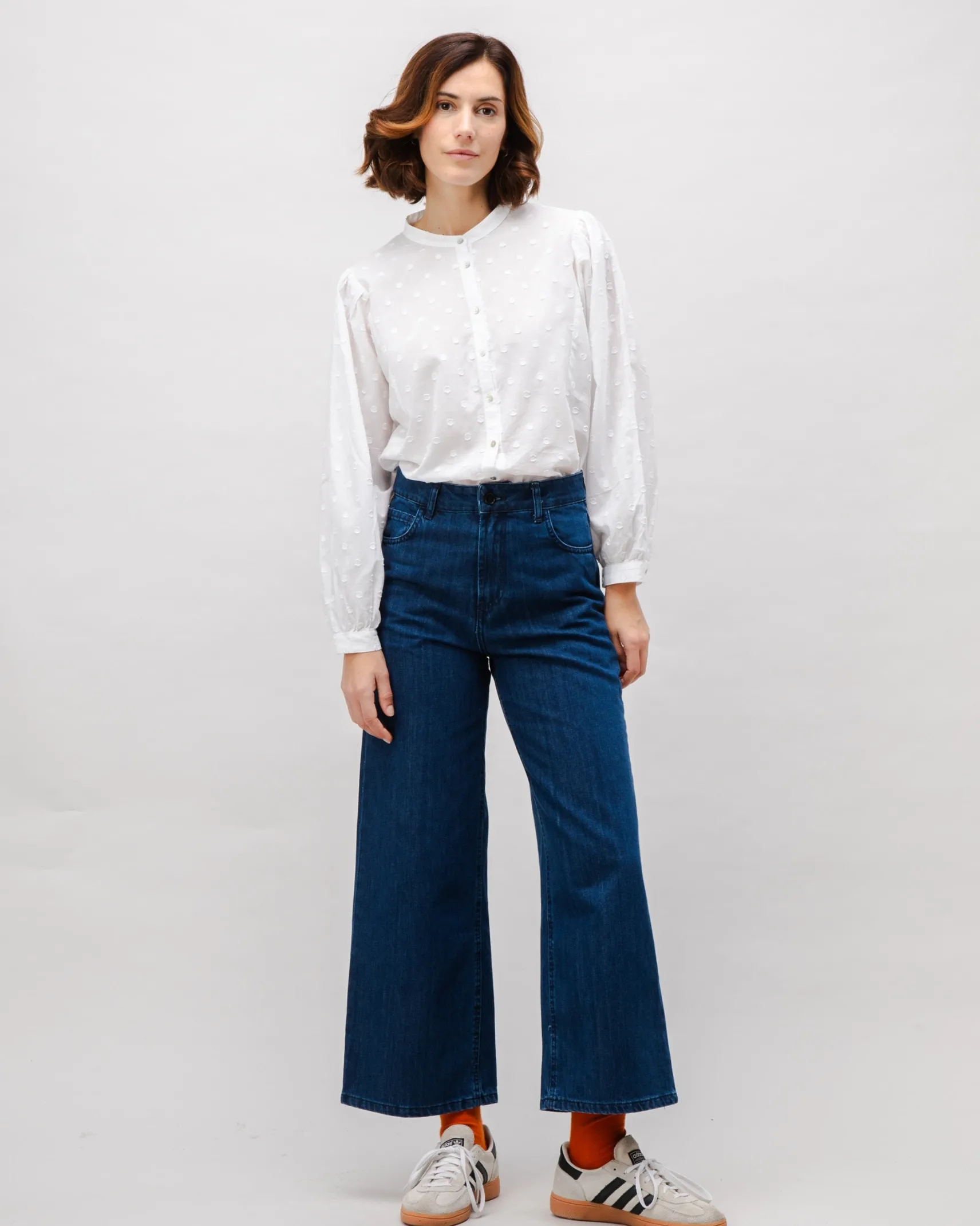romantische_weisse_polkad_3.webp Romantische weisse Polka-Dot Bluse