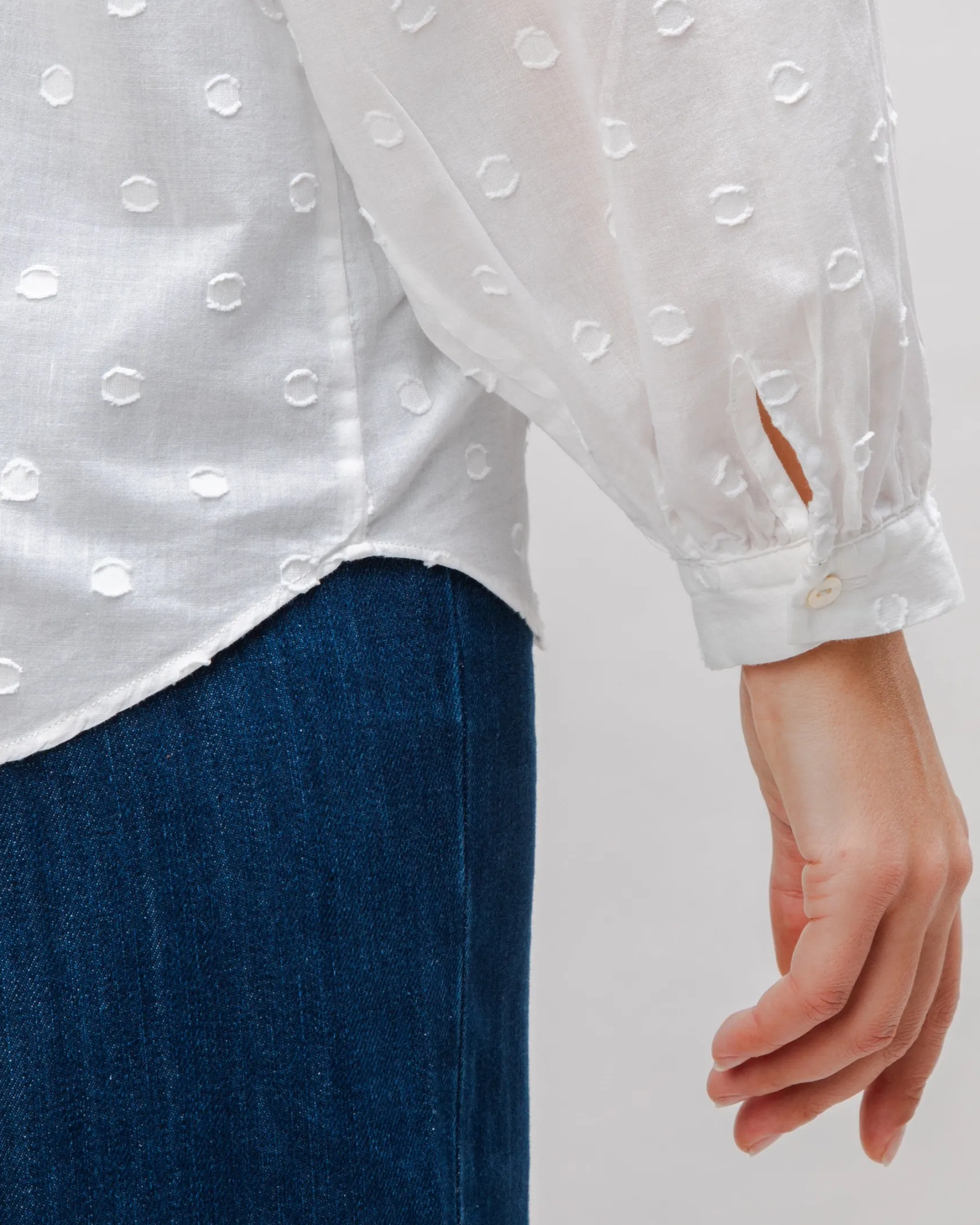 romantische_weisse_polkad_5.webp Romantische weisse Polka-Dot Bluse