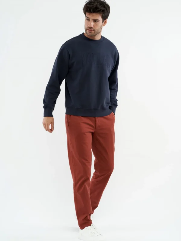 Rote Chinohose