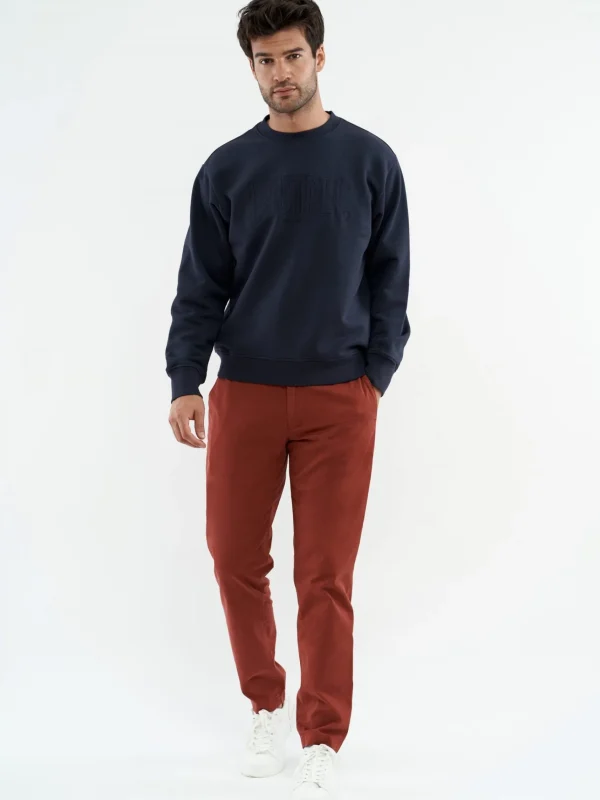 Rote Chinohose