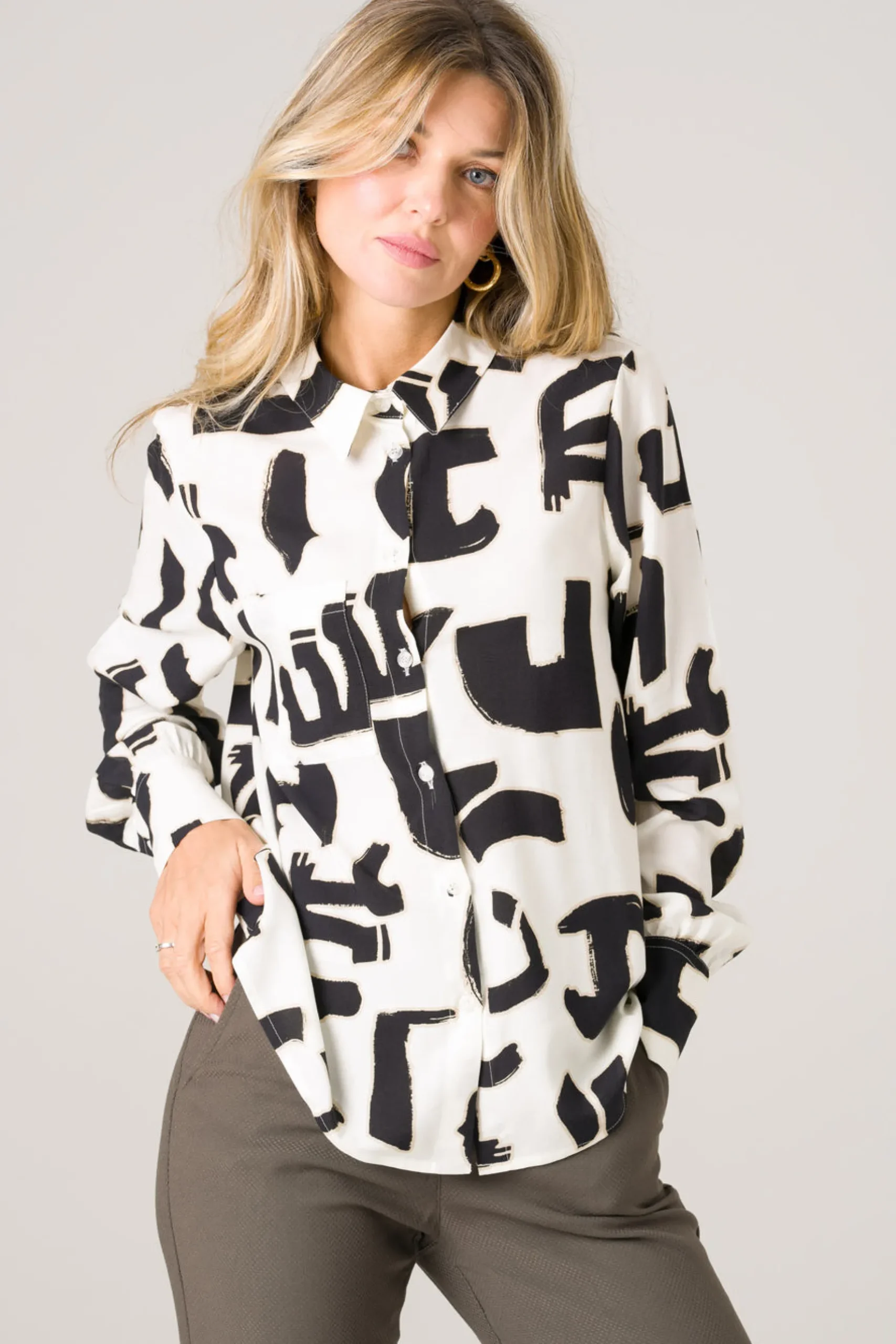 schwarze_und_weisse_bluse_1.webp Schwarze und Weisse Bluse Kauri