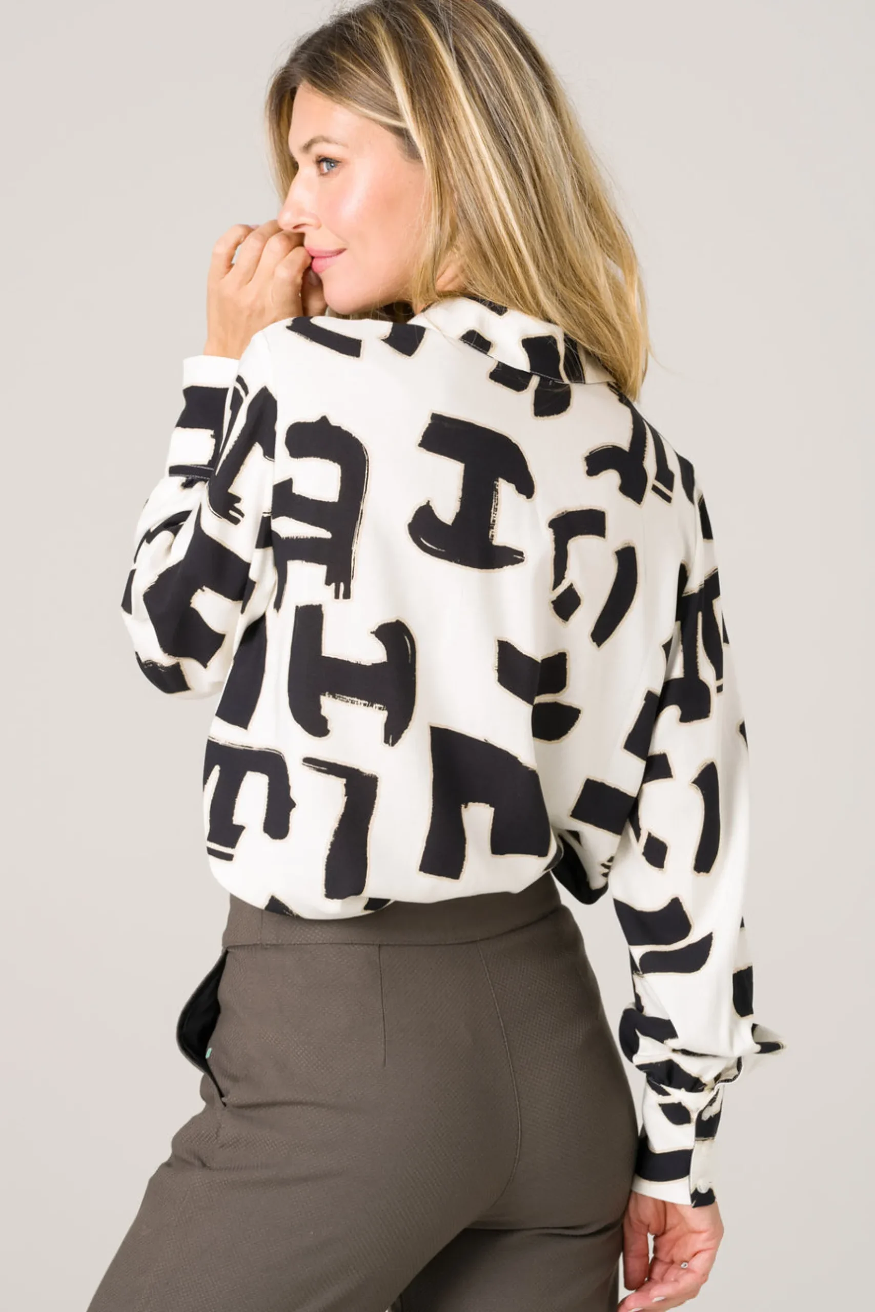 schwarze_und_weisse_bluse_2.webp Schwarze und Weisse Bluse Kauri