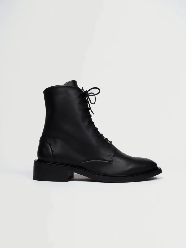 Schwarze vegane Stiefeletten