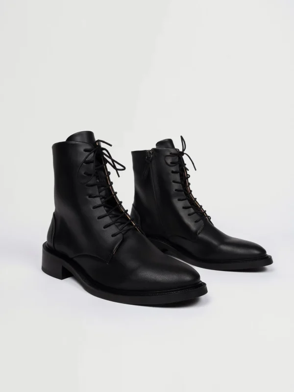 Schwarze vegane Stiefeletten