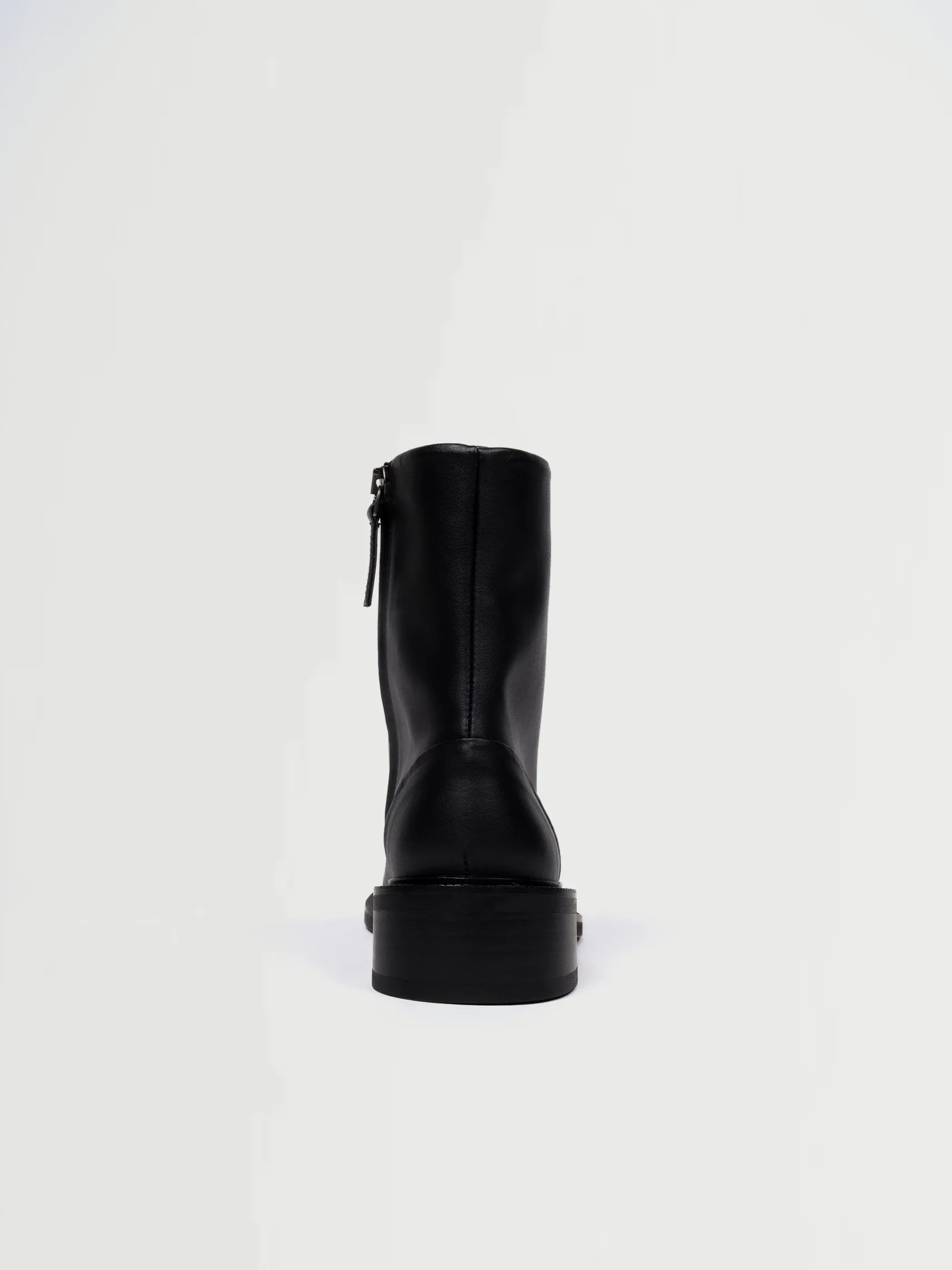 schwarze_vegane_stiefelet_3.webp Schwarze vegane Stiefeletten
