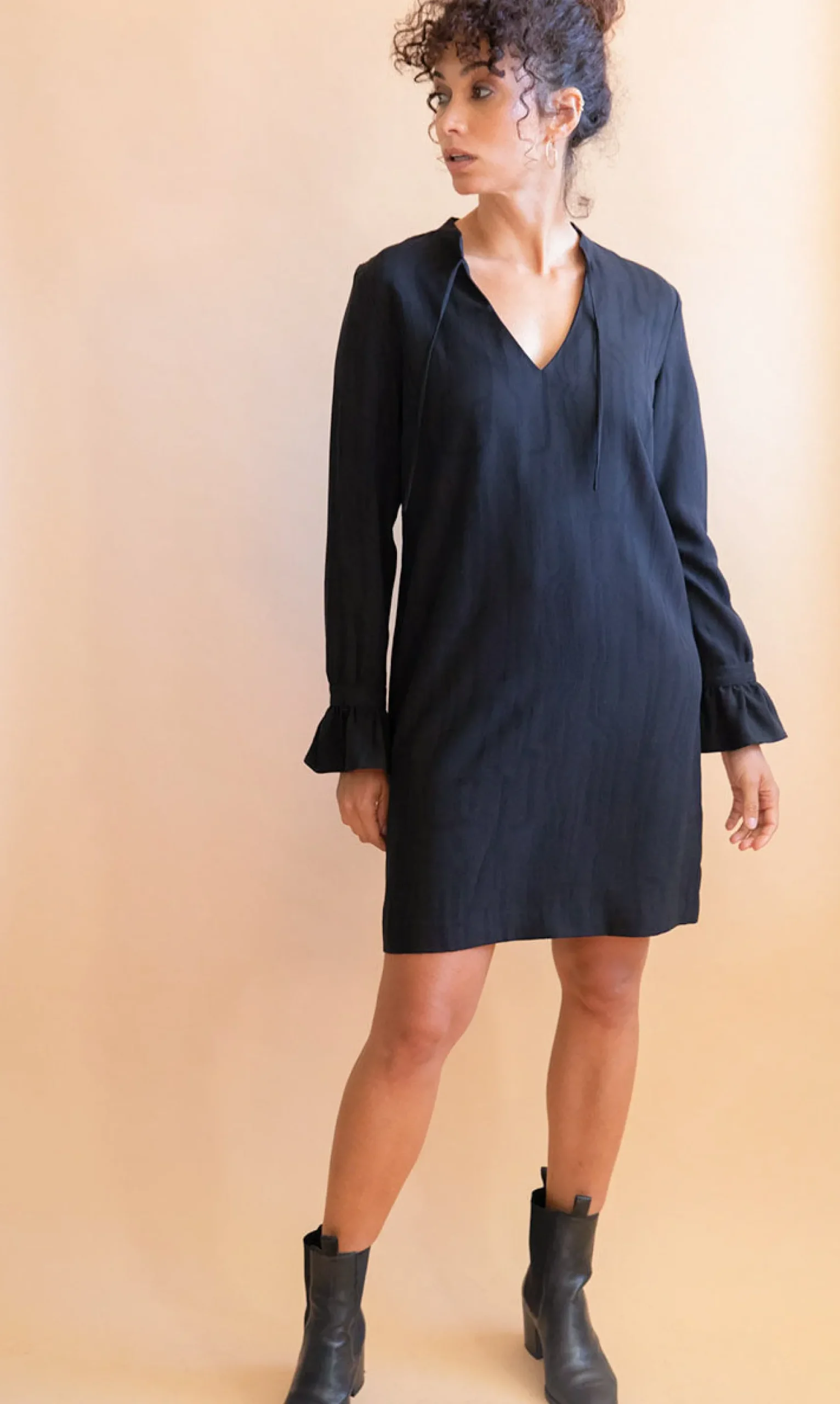 schwarzes_tencelkleid_hen_1.webp Schwarzes Tencel-Kleid Henné