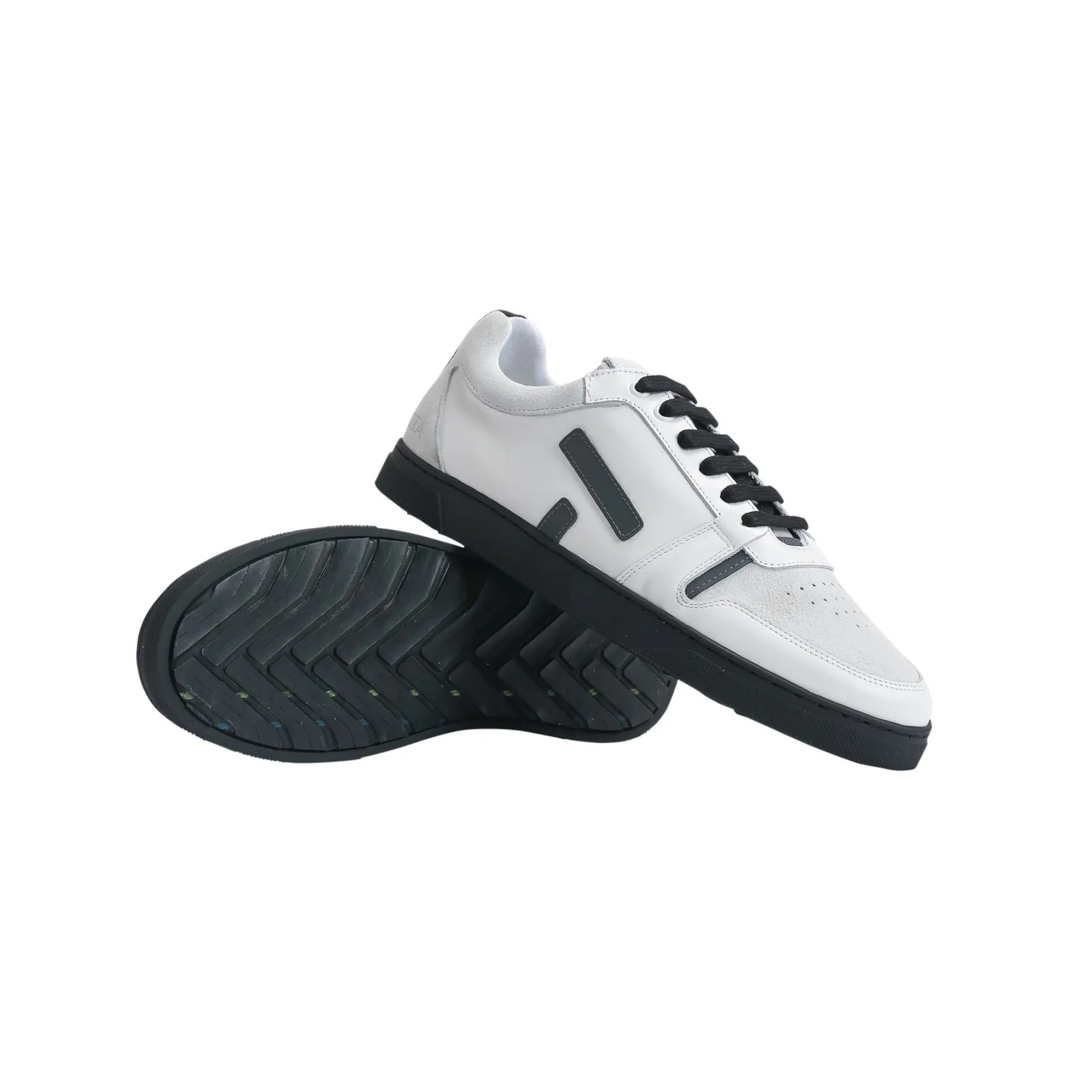 schwarzweie_sansaholeders_0.webp Schwarz-weiße Sansaho-Ledersneaker