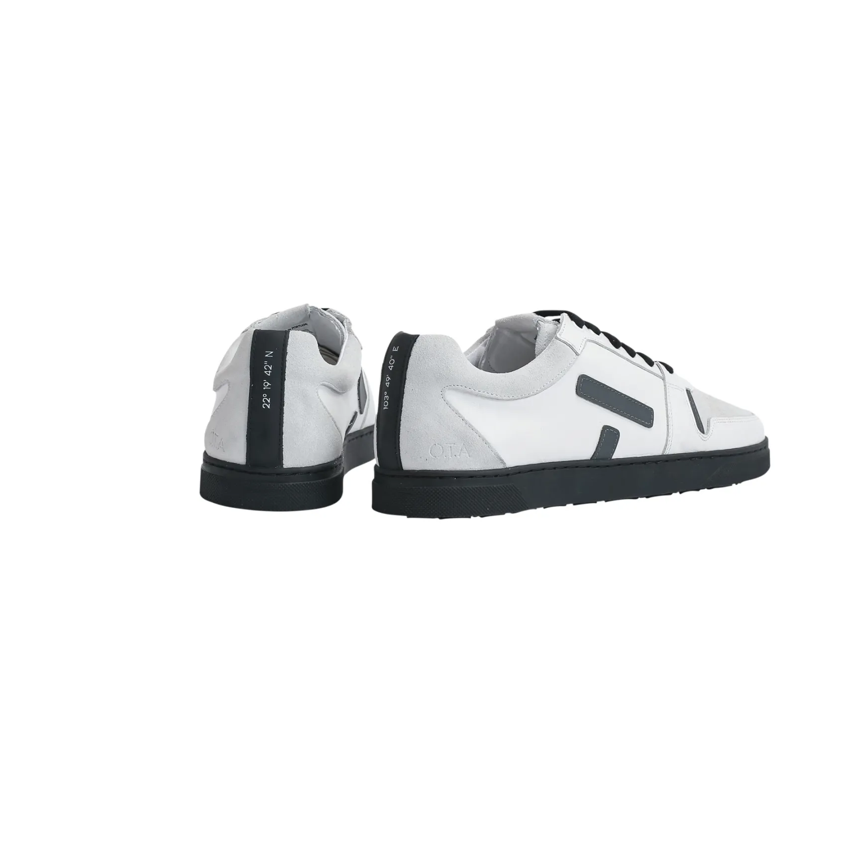 schwarzweie_sansaholeders_1.webp Schwarz-weiße Sansaho-Ledersneaker