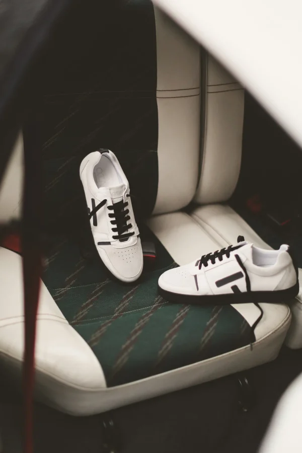 Schwarz-weiße Sansaho-Ledersneaker