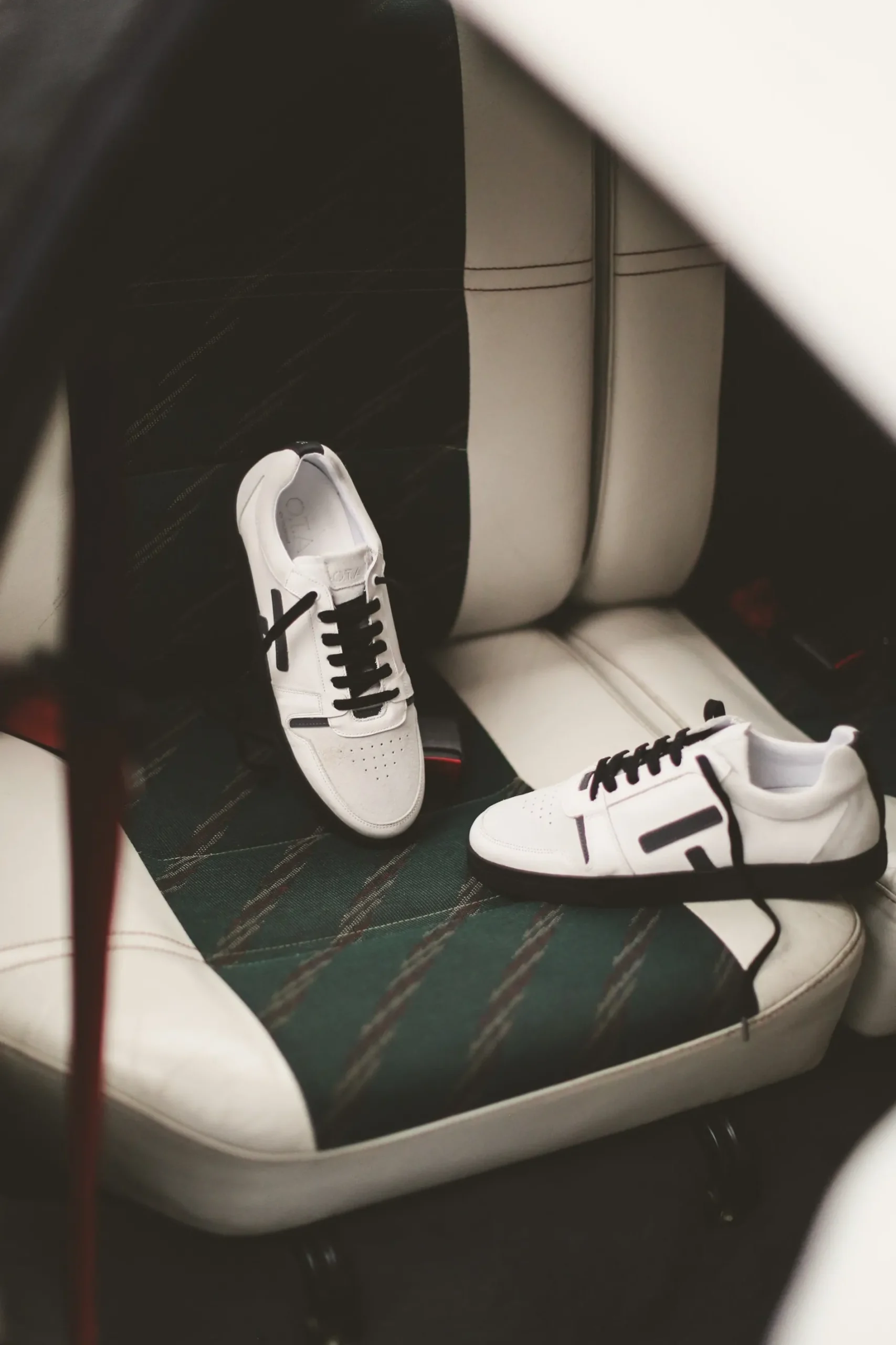 schwarzweie_sansaholeders_2.webp Schwarz-weiße Sansaho-Ledersneaker