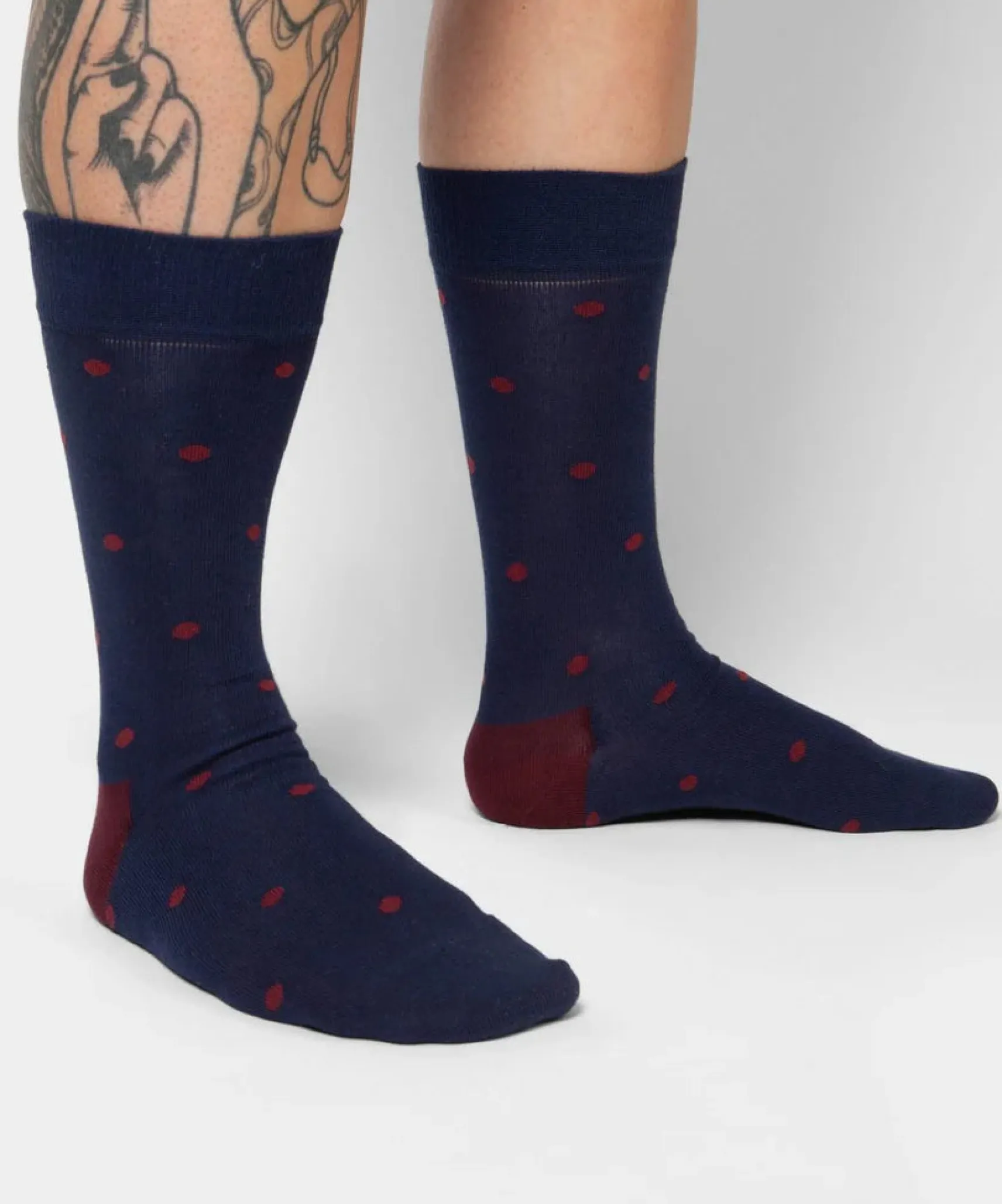 sparse_red_dots_socken_au_0.webp Sparse Red Dots Socken aus Bio-Baumwolle