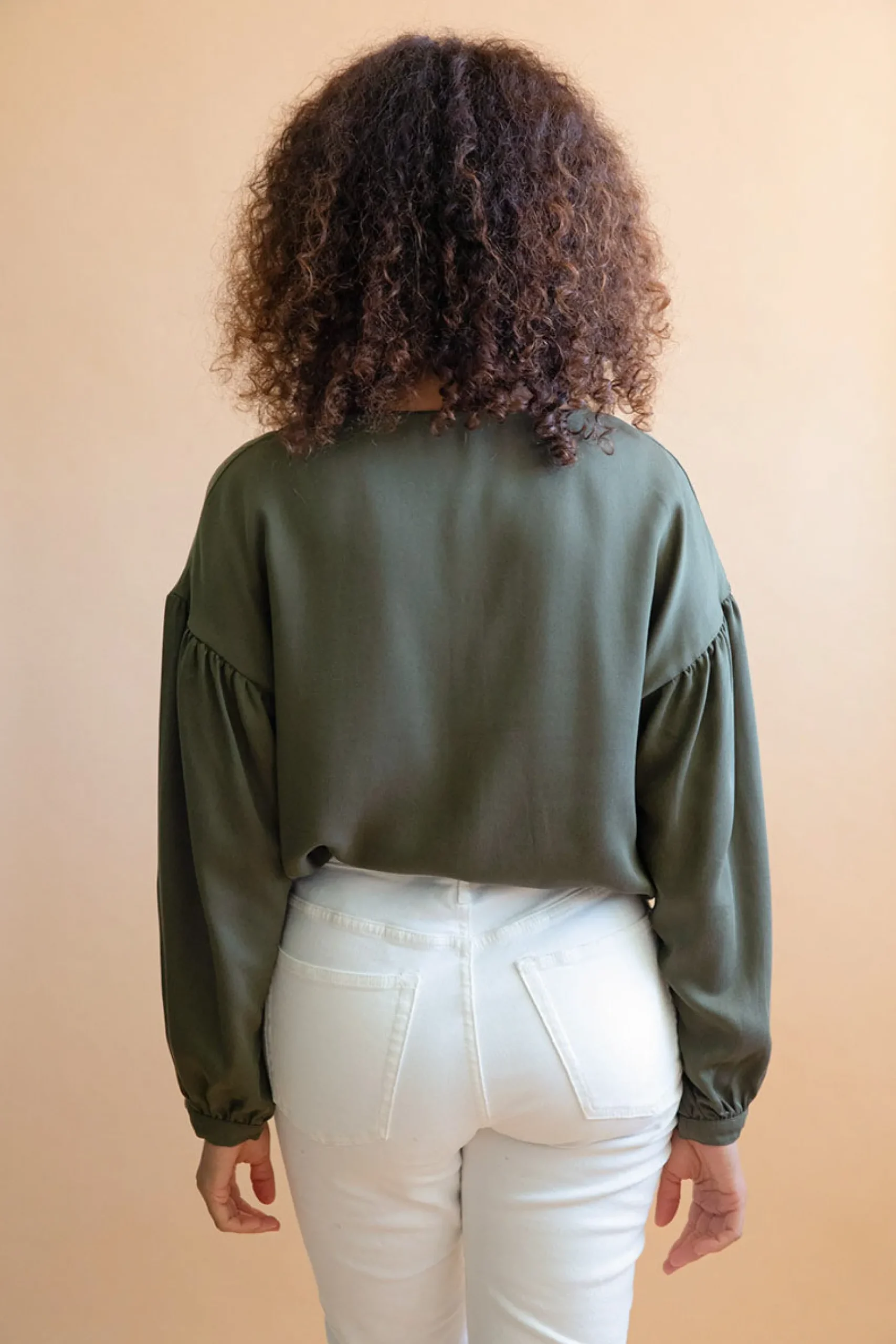 tencelbluse_narcisse_khak_2.webp Tencel-Bluse Narcisse Khaki