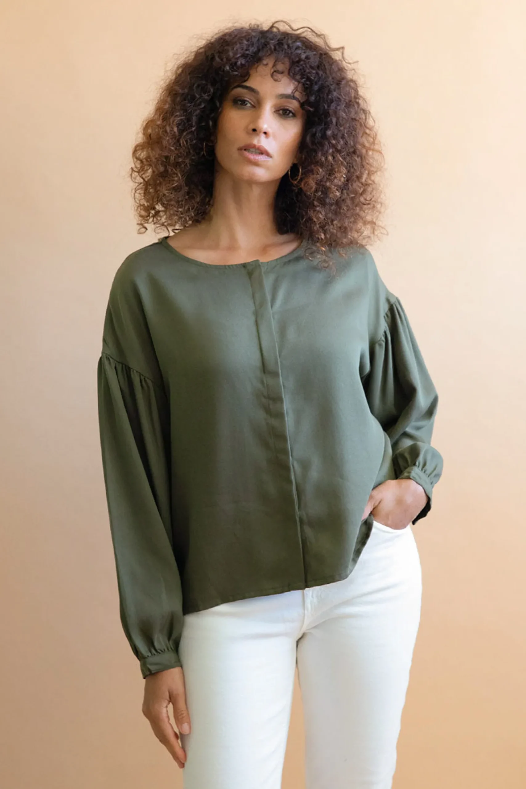 tencelbluse_narcisse_khak_3.webp Tencel-Bluse Narcisse Khaki