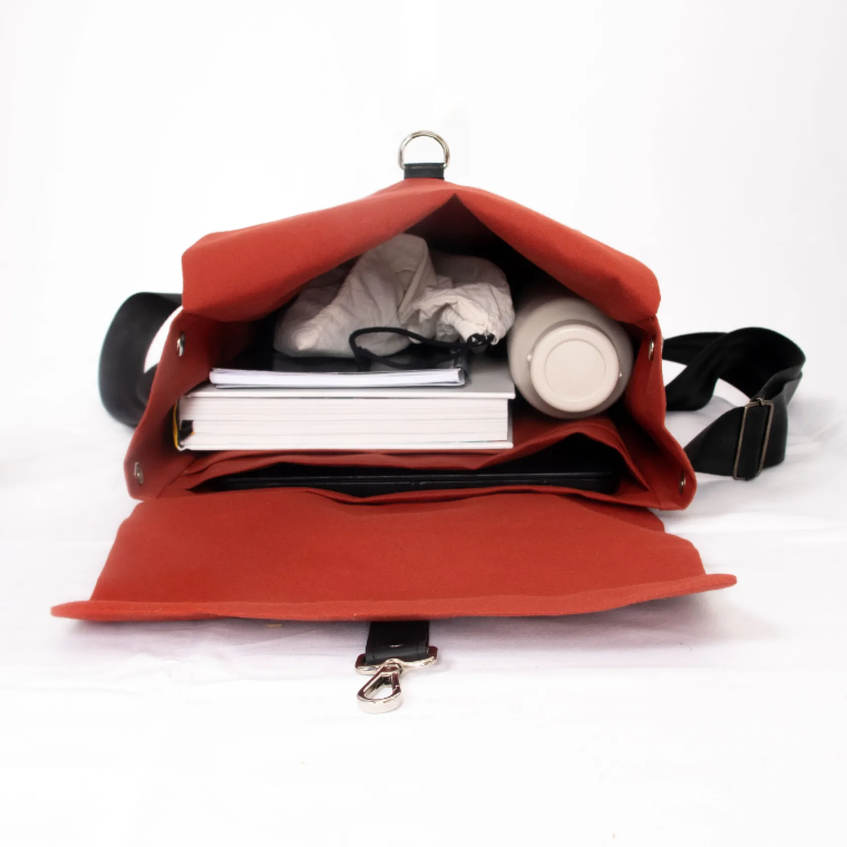 upcycled_urbaner_rucksack_2-2.webp Upcycled Urbaner Rucksack - Ockerfarbe