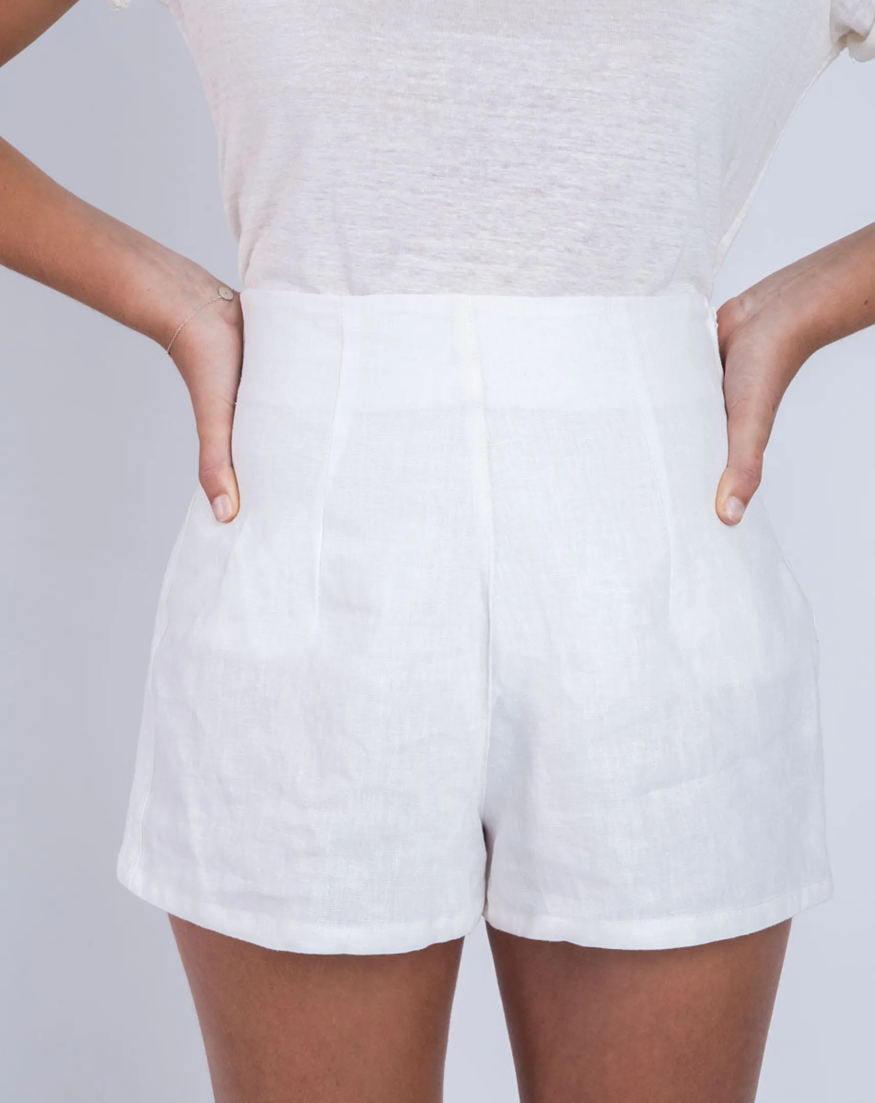 weisse_leinenshorts_zef_3.webp Weisse Leinenshorts Zef