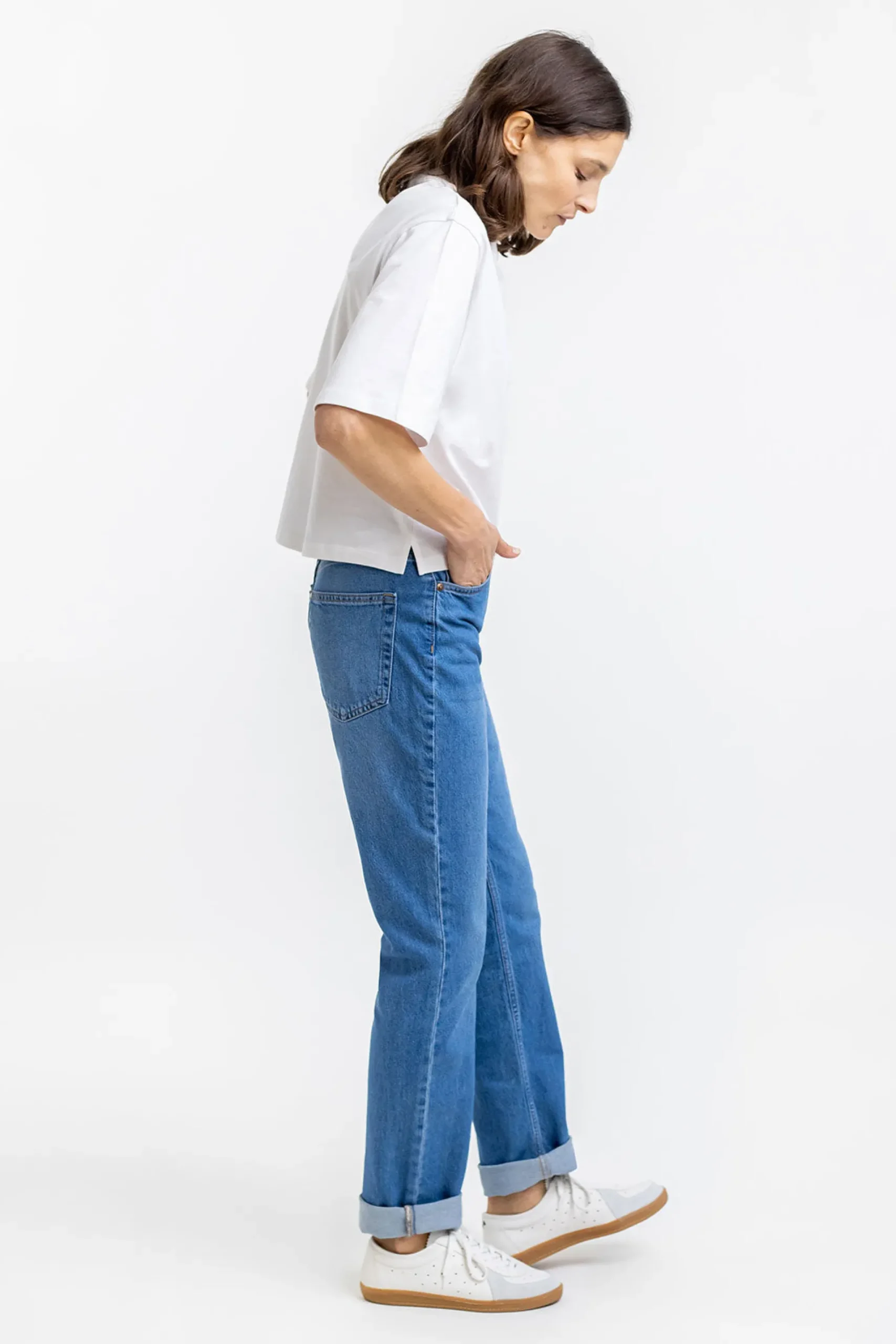 weisses_cropped_tshirt_1.webp Weisses Cropped T-Shirt