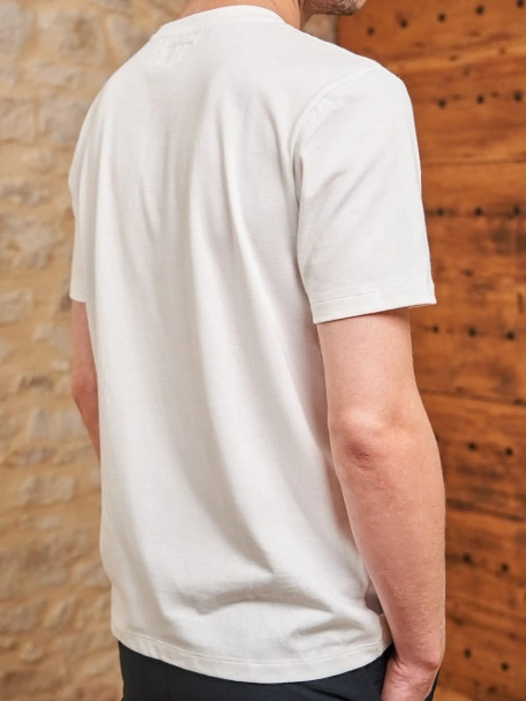 weisses_tshirt_aus_biobau_1.webp Weisses T-Shirt aus Bio-Baumwolle Paul