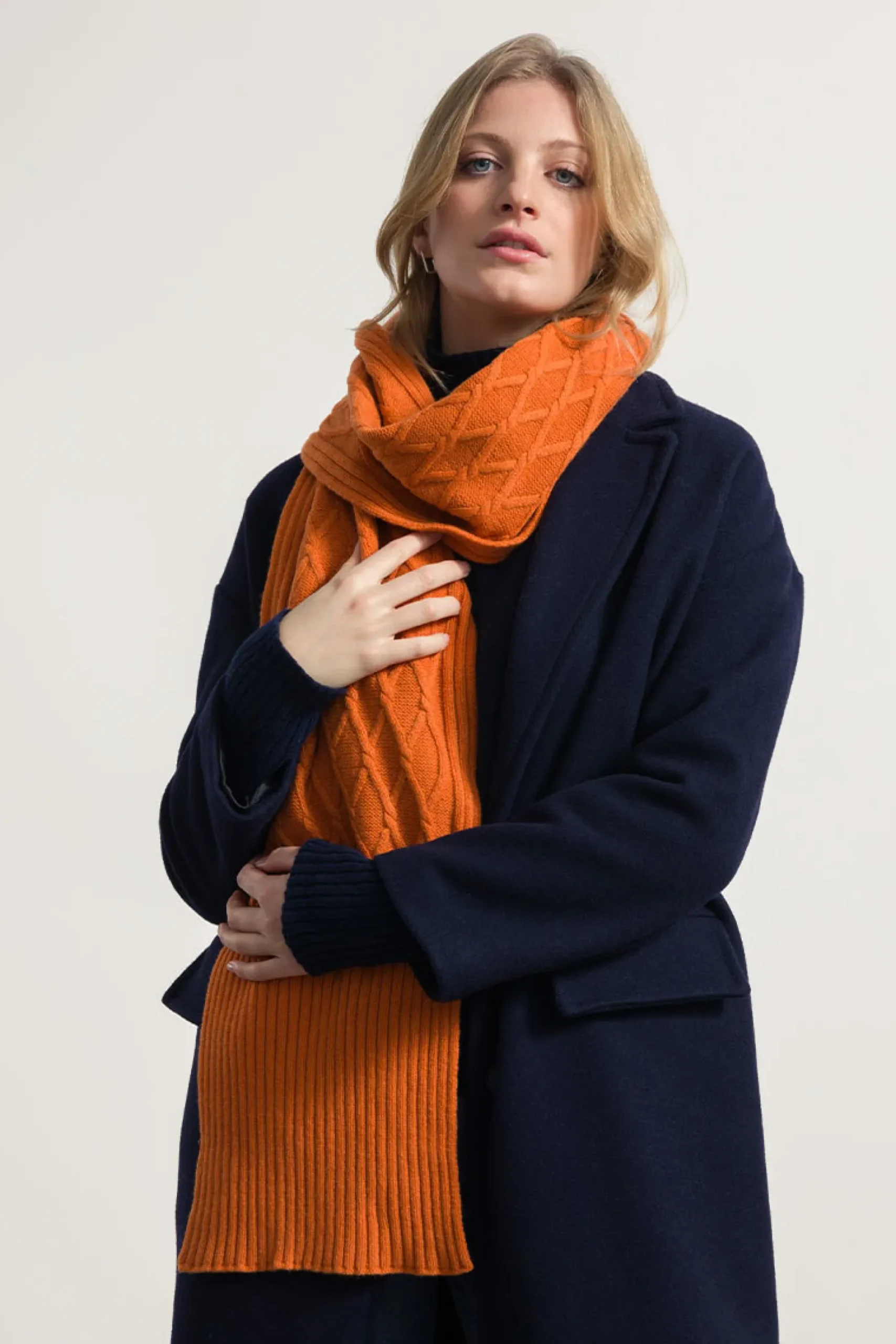 schal_aus_recycelter_woll_0-3.webp Schal aus recycelter Wolle Simone Orange